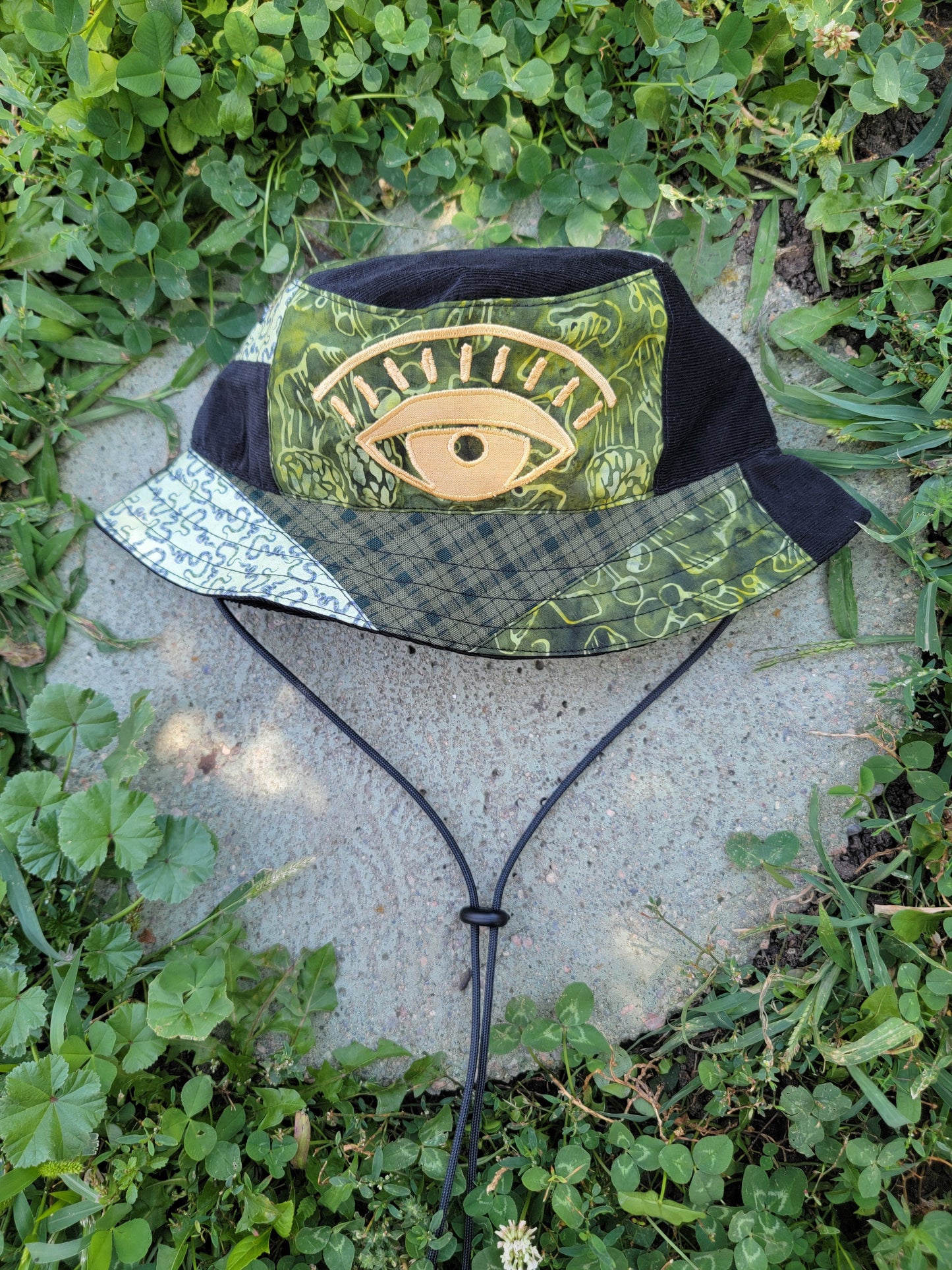 Snakes & Shrooms Bucket - Nothing is as it Seams