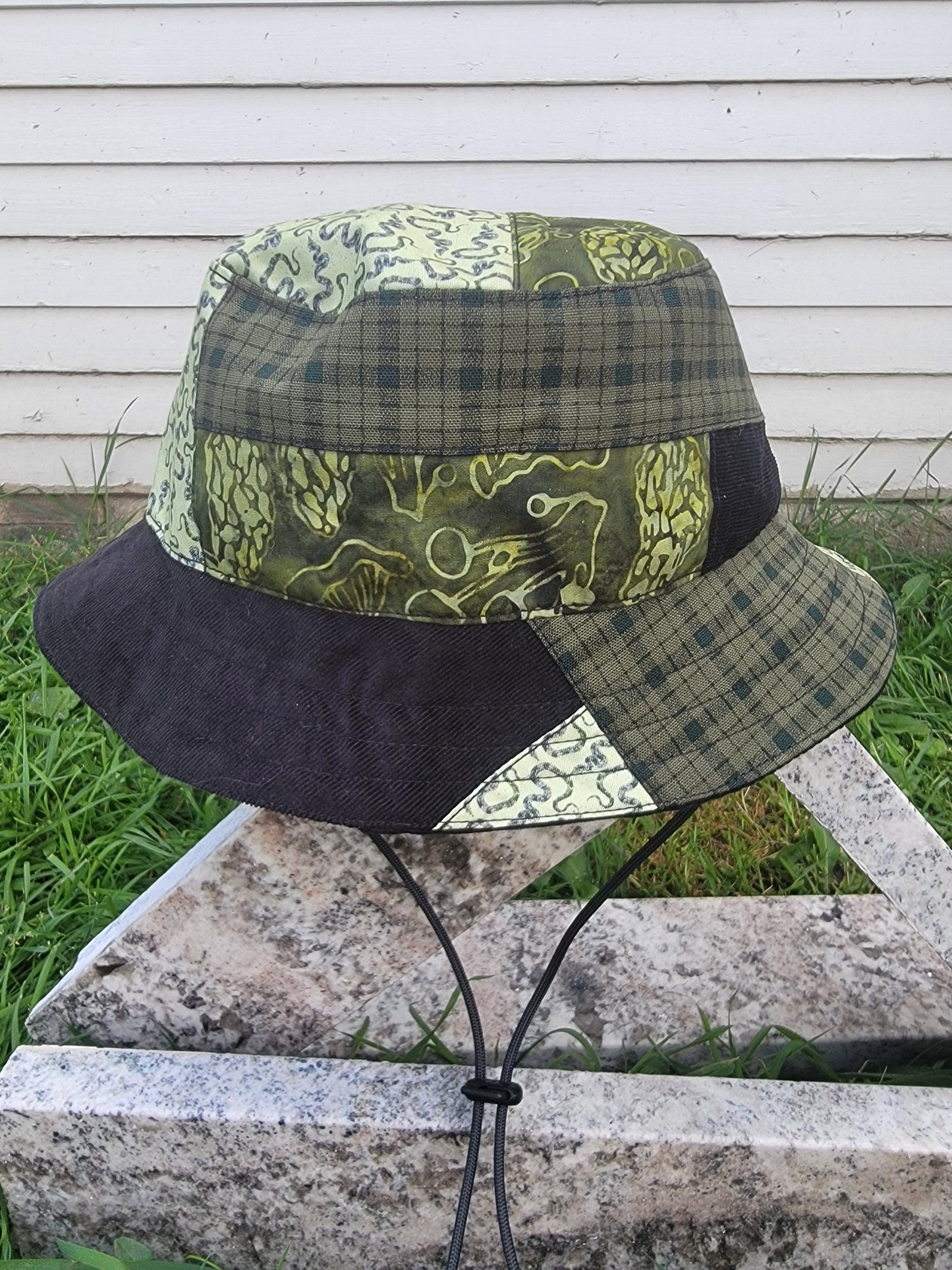Snakes & Shrooms Bucket - Nothing is as it Seams