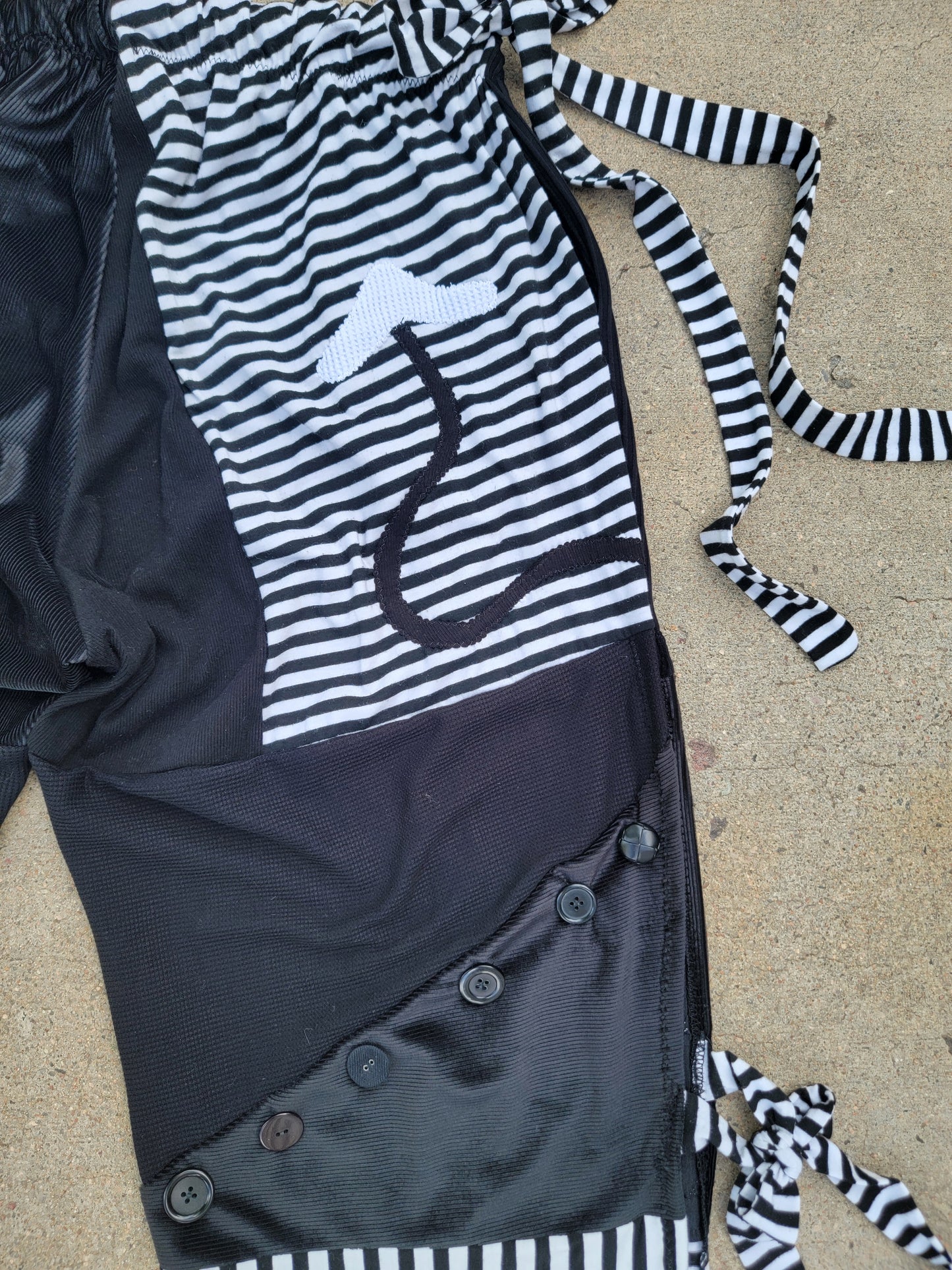 (L/XL) B&W Patchwork Crop Tee & Side-Tie Pants