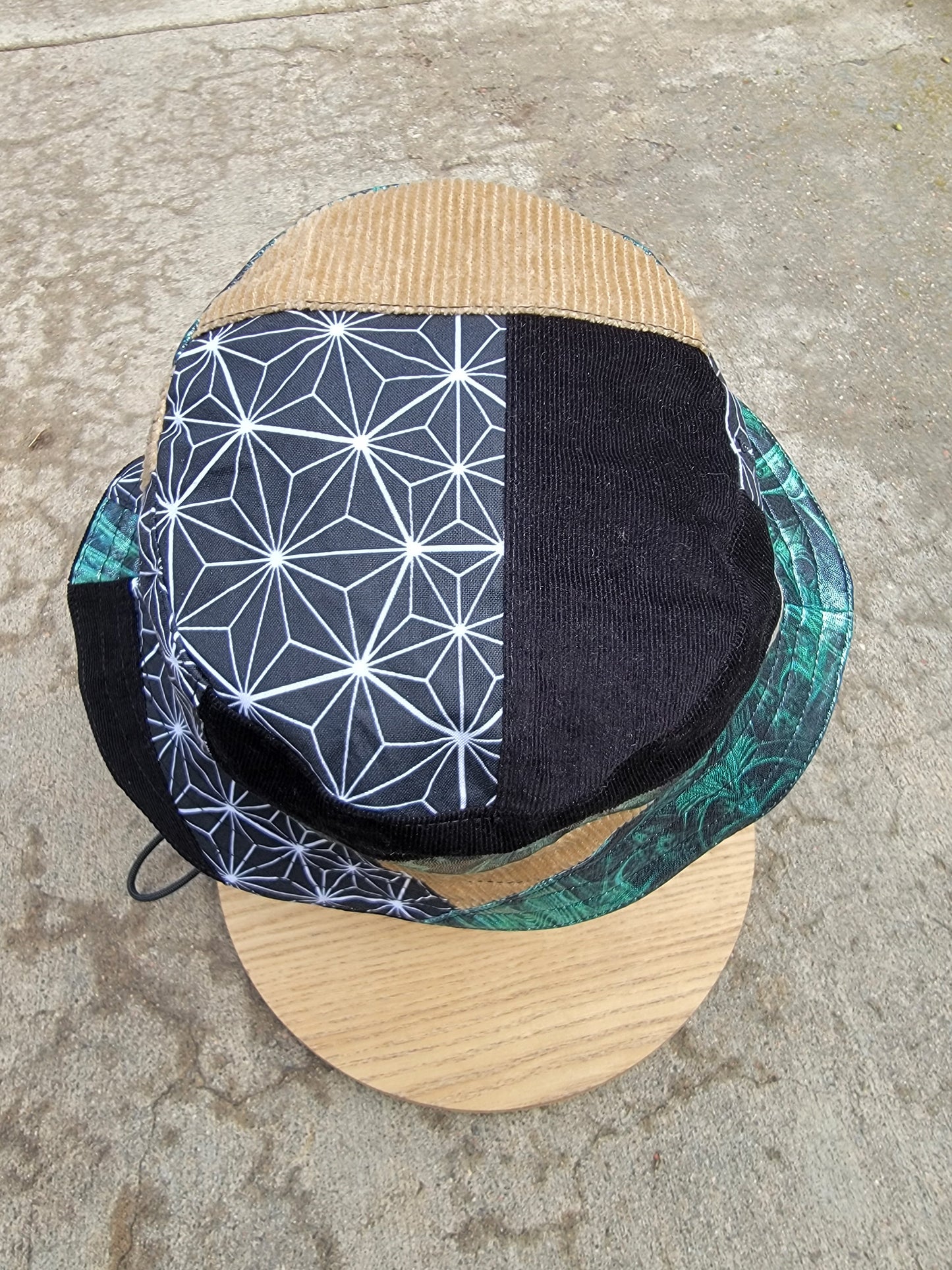 (L) Meganueropsis Bucket Hat - Nothing is as it Seams