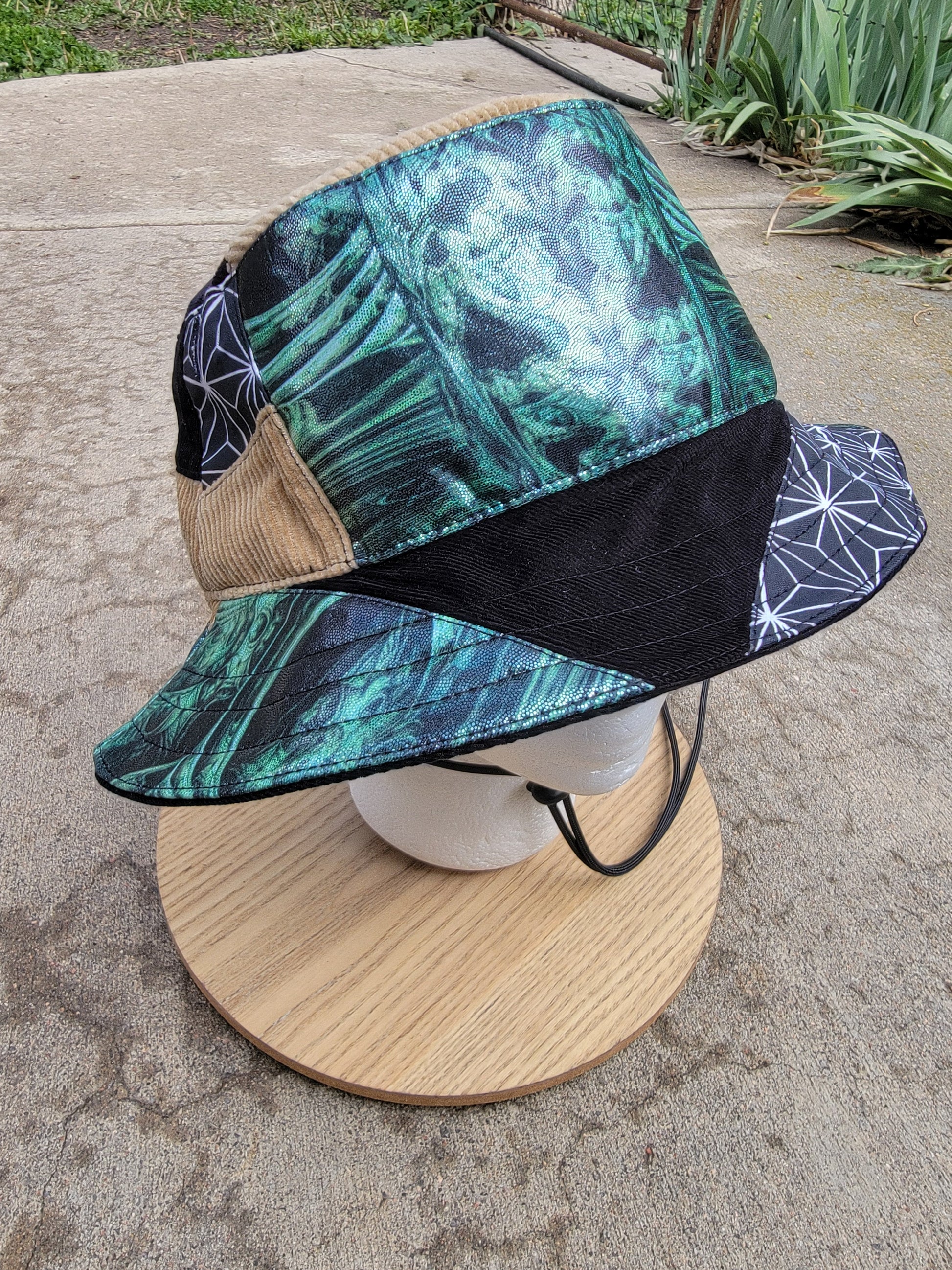 (L) Meganueropsis Bucket Hat - Nothing is as it Seams