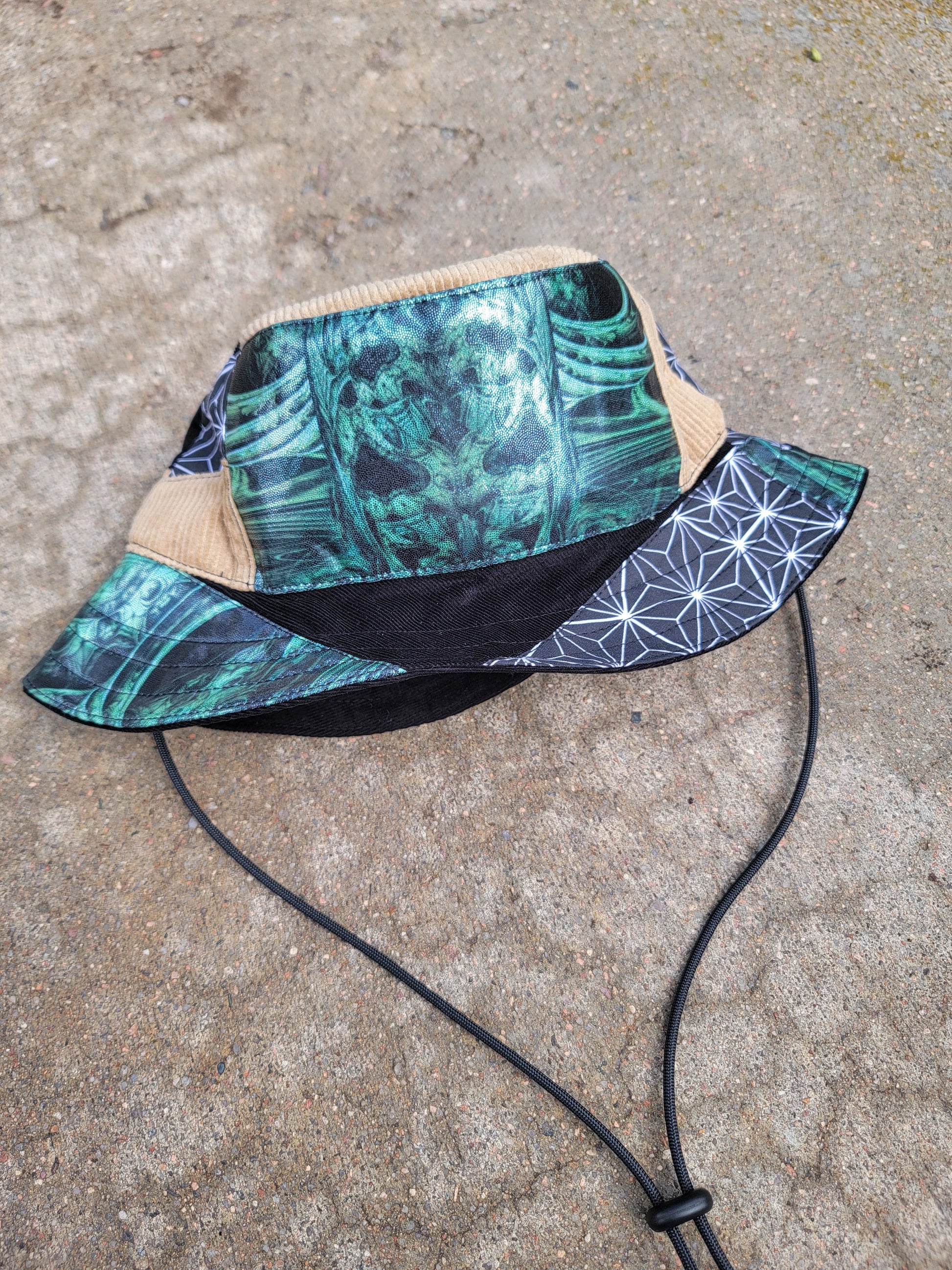 (L) Meganueropsis Bucket Hat - Nothing is as it Seams