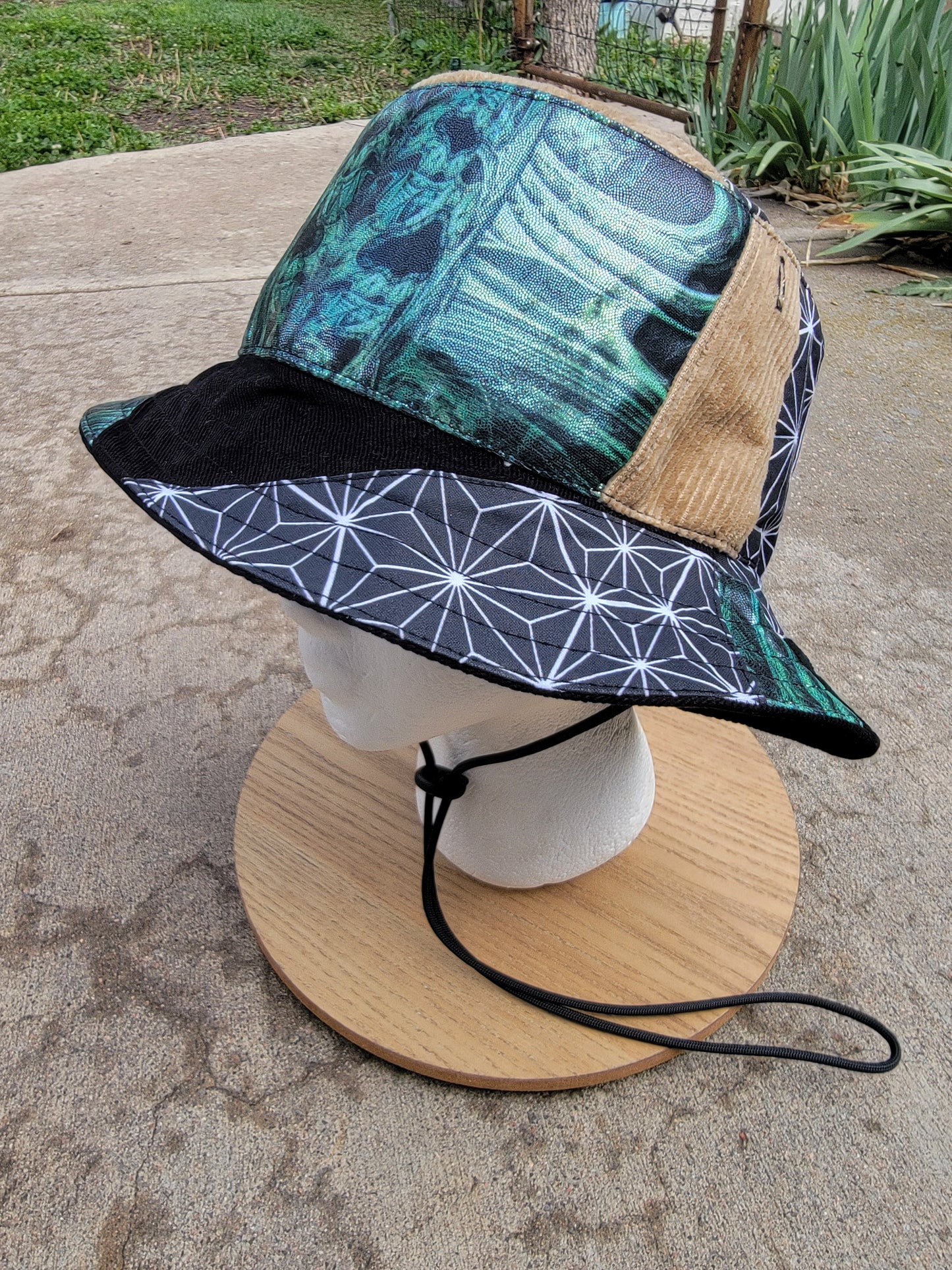 (L) Meganueropsis Bucket Hat - Nothing is as it Seams