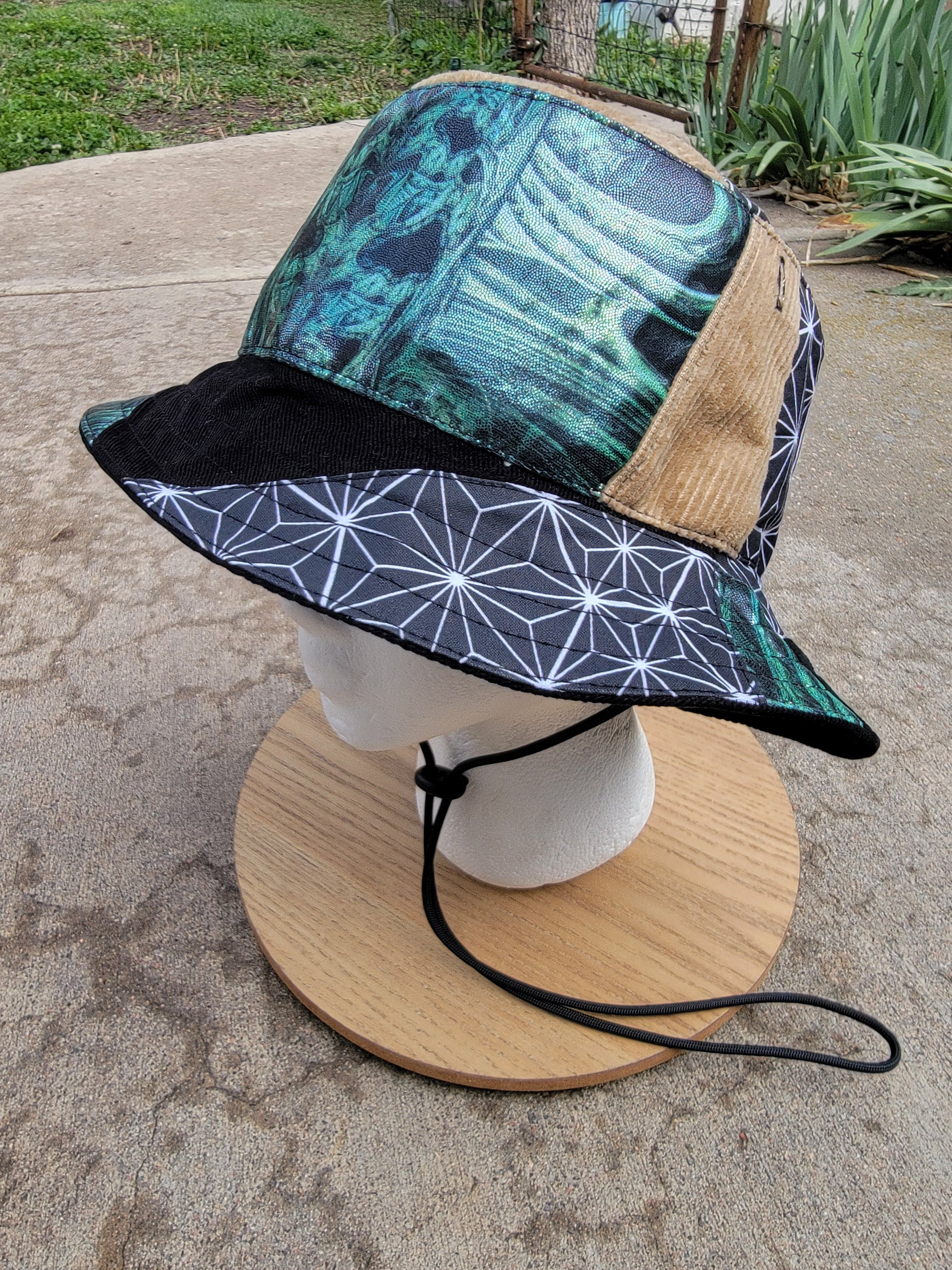 (L) Meganueropsis Bucket Hat - Nothing is as it Seams