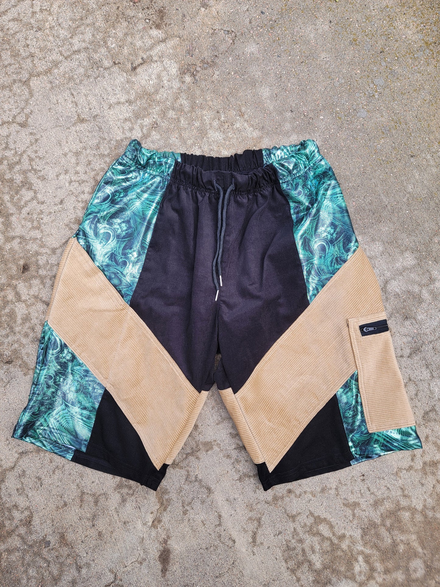 (L) Meganueropsis Shorts - Nothing is as it Seams