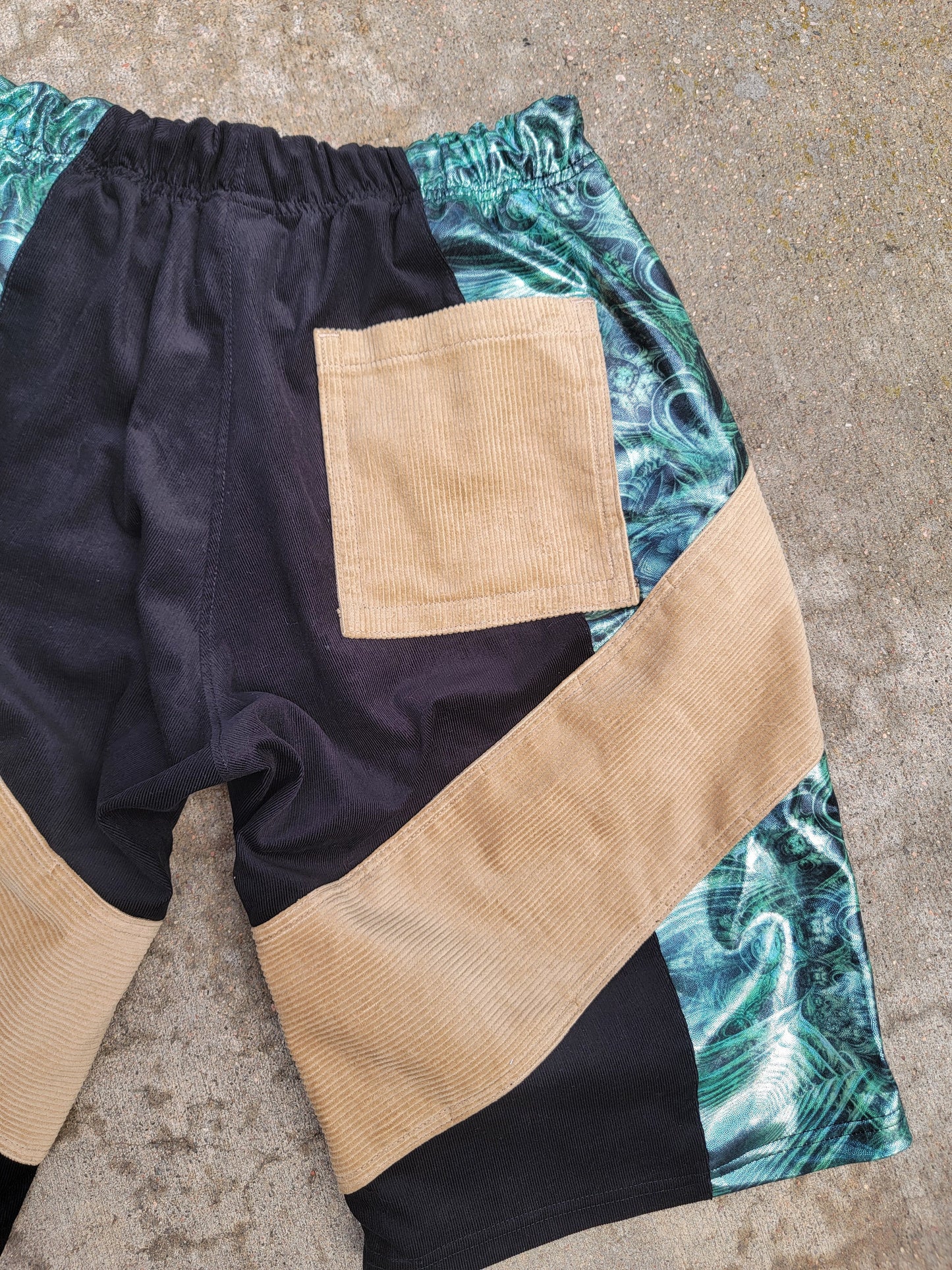 (L) Meganueropsis Shorts - Nothing is as it Seams