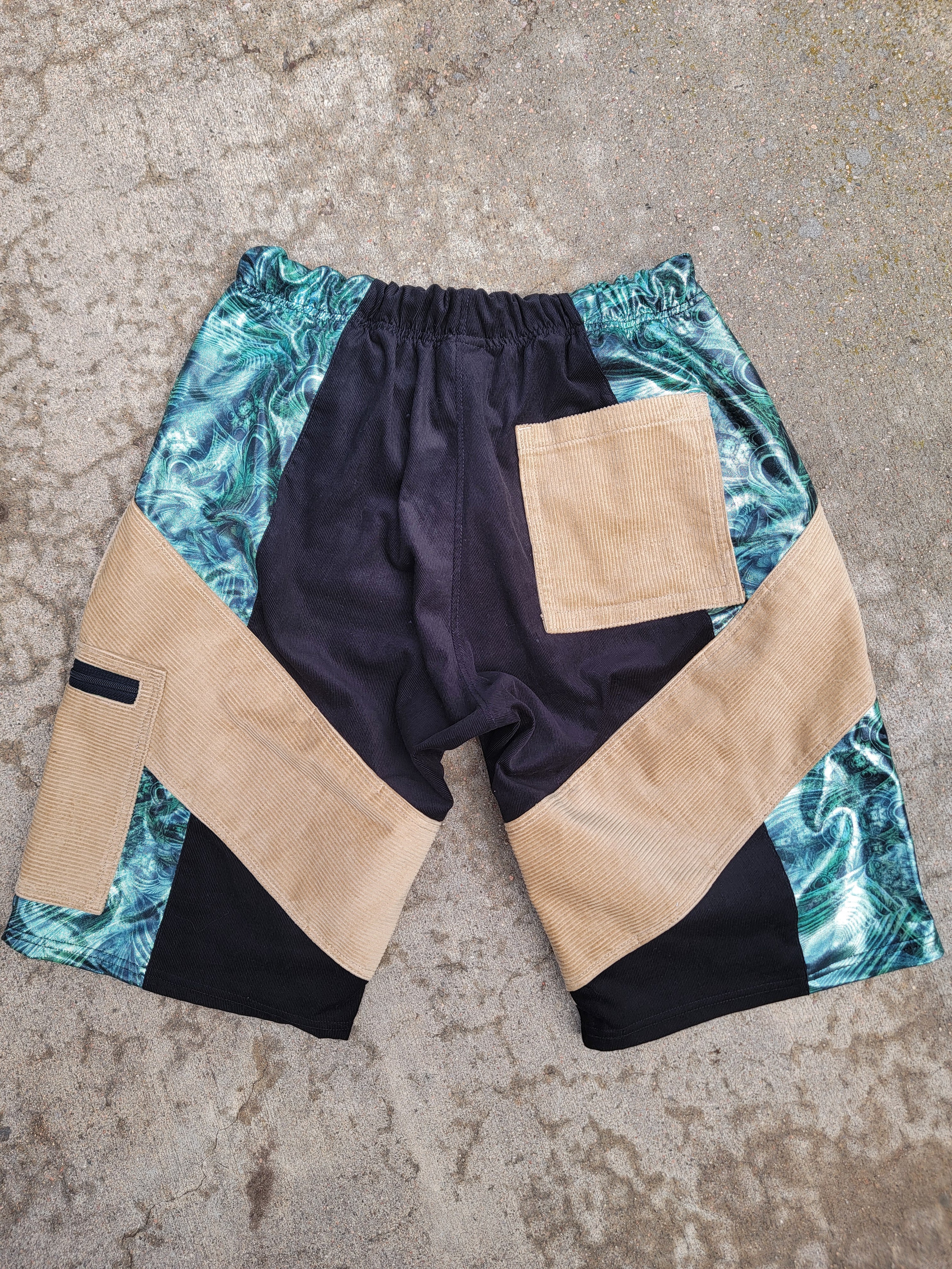 L) Meganueropsis Shorts – Nothing is as it Seams