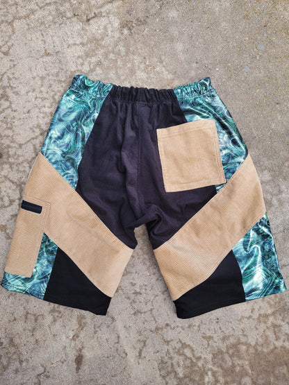 (L) Meganueropsis Shorts - Nothing is as it Seams