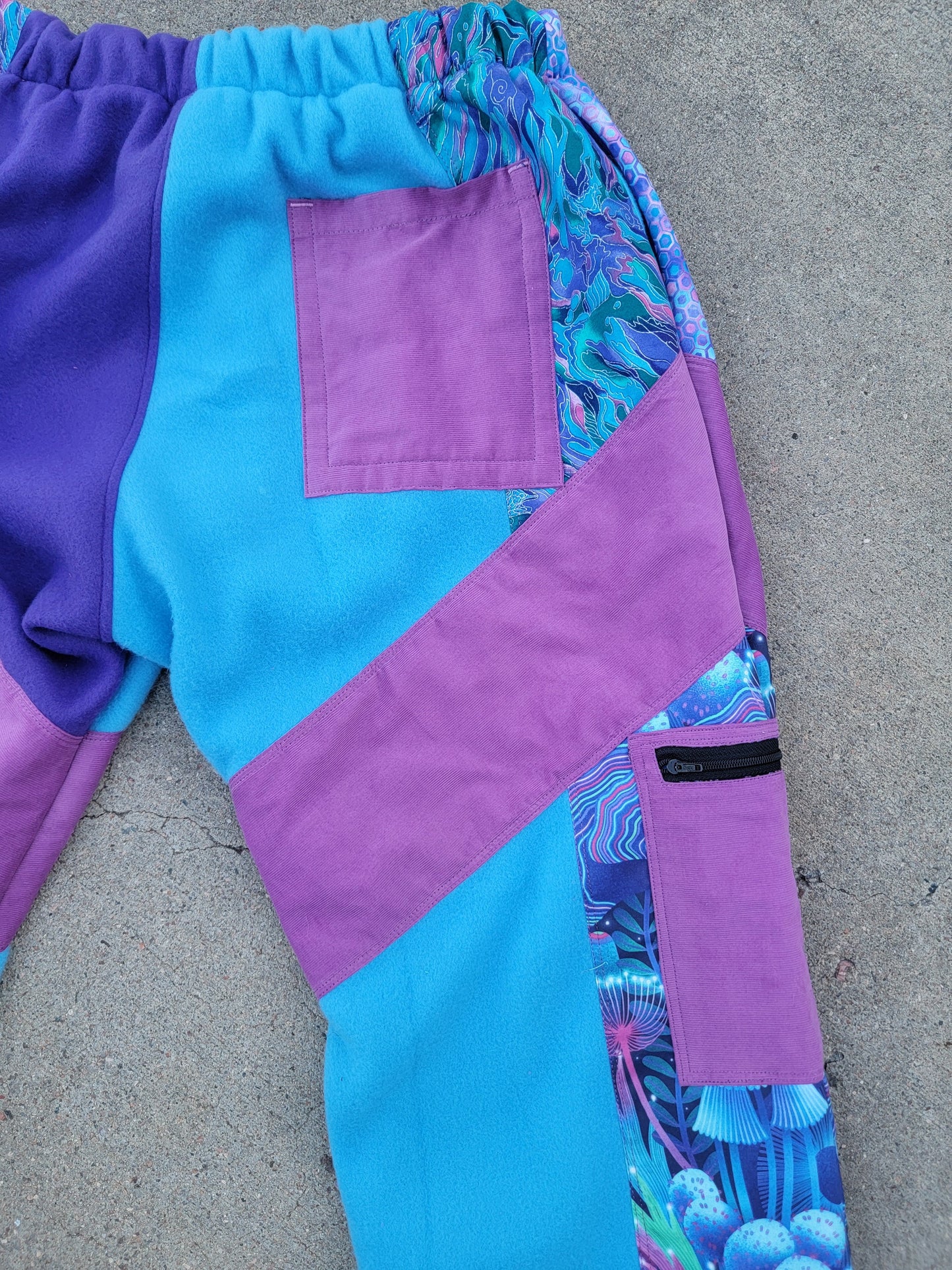 (L) Shroomy Cargo Sweatpants - Nothing is as it Seams