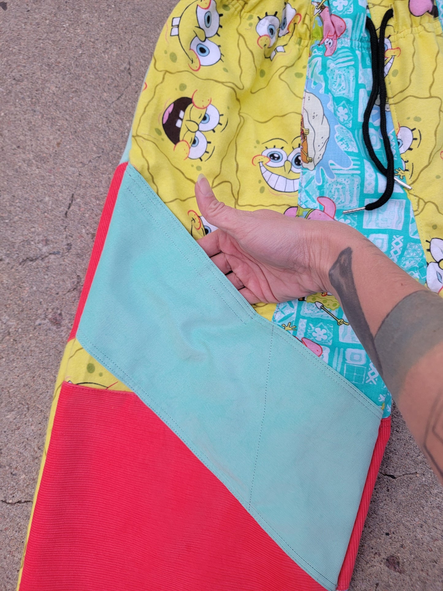 (S) Spongebob Cargo Pants - Nothing is as it Seams
